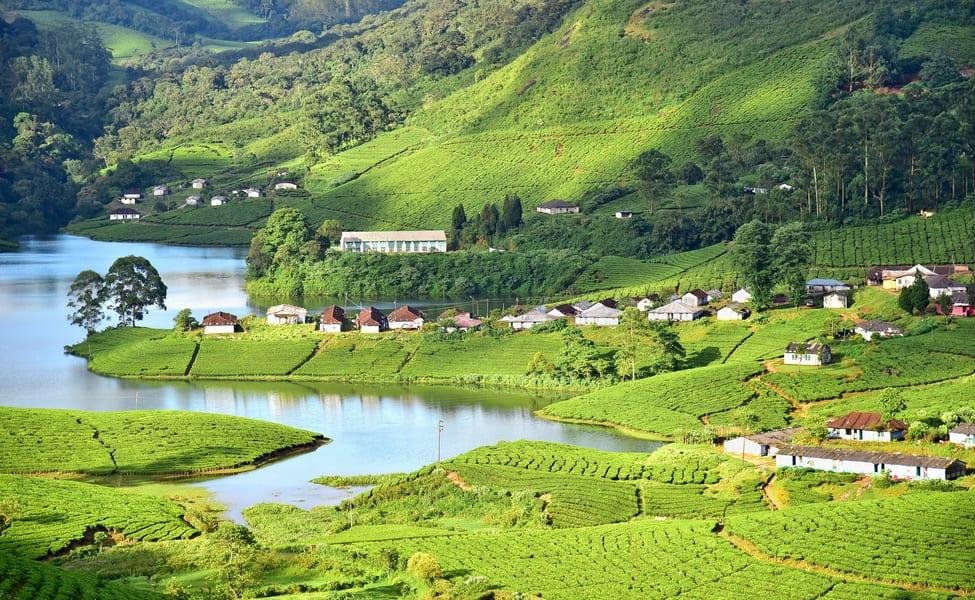 Kerala Honeymoon Retreat – candlelight dinner and luxury houseboat