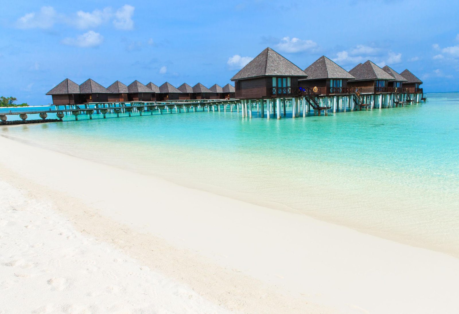 Maldives Honeymoon Luxury – Overwater Villa and Romantic Dinner